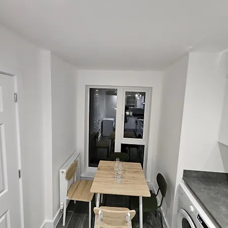 2 Bed House In Manchesrer *