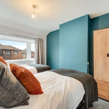3 Bed Home, With Parking Sleeps 5 People Located Close To Etihad Stadium & Centre - Elm-g House * Droylsden