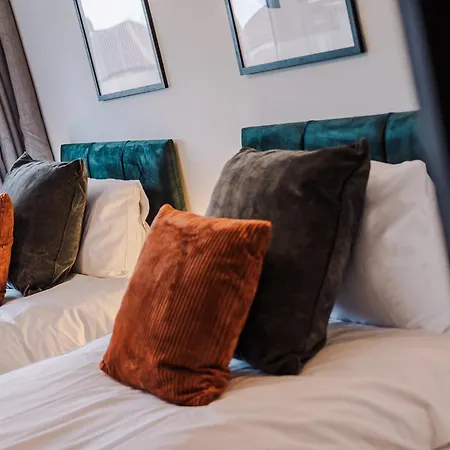 3 Bed Home, With Parking Sleeps 5 People Located Close To Etihad Stadium & Centre - Elm-g House *