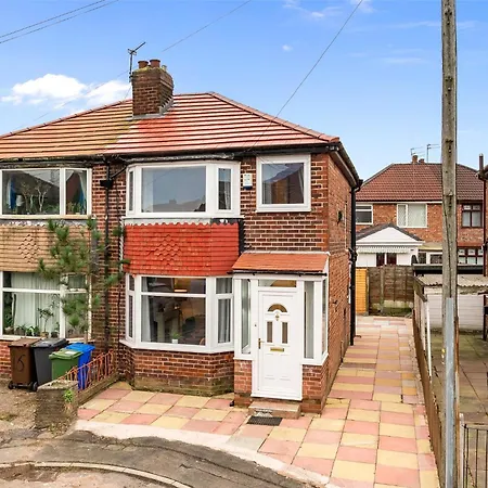 3 Bed Home, With Parking Sleeps 5 People Located Close To Etihad Stadium & Centre - Elm-g House Holiday home