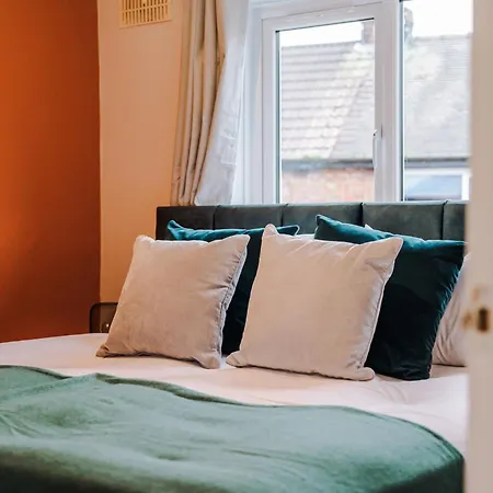 3 Bed Home, With Parking Sleeps 5 People Located Close To Etihad Stadium & Centre - Elm-g House Holiday home *