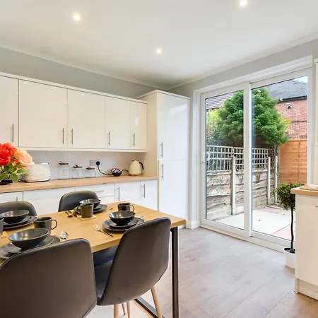Holiday home 3 Bed Home, With Parking Sleeps 5 People Located Close To Etihad Stadium & Centre - Elm-g House Droylsden
