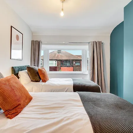 3 Bed Home, With Parking Sleeps 5 People Located Close To Etihad Stadium & Centre - Elm-g House * Droylsden