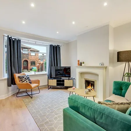 3 Bed Home, With Parking Sleeps 5 People Located Close To Etihad Stadium & Centre - Elm-g House Holiday home *