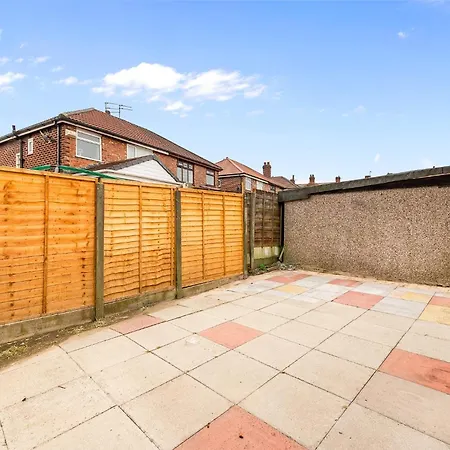 3 Bed Home, With Parking Sleeps 5 People Located Close To Etihad Stadium & Centre - Elm-g House * Droylsden