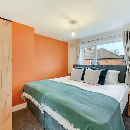 Holiday home 3 Bed Home, With Parking Sleeps 5 People Located Close To Etihad Stadium & Centre - Elm-g House