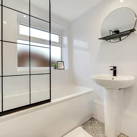 Holiday home 3 Bed Home, With Parking Sleeps 5 People Located Close To Etihad Stadium & Centre - Elm-g House