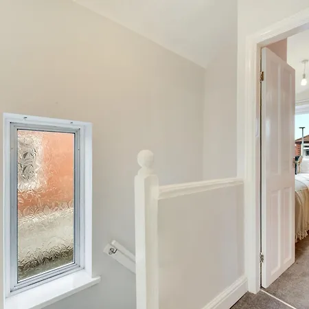 3 Bed Home, With Parking Sleeps 5 People Located Close To Etihad Stadium & Centre - Elm-g House Holiday home Droylsden