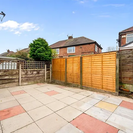 3 Bed Home, With Parking Sleeps 5 People Located Close To Etihad Stadium & Centre - Elm-g House *