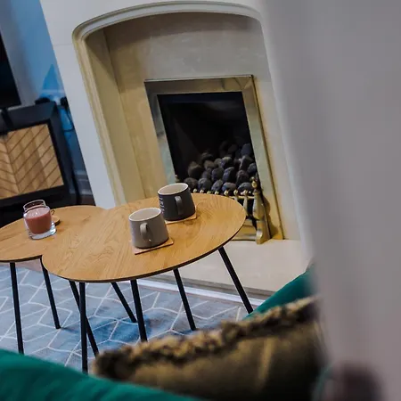 Holiday home 3 Bed Home, With Parking Sleeps 5 People Located Close To Etihad Stadium & Centre - Elm-g House Droylsden