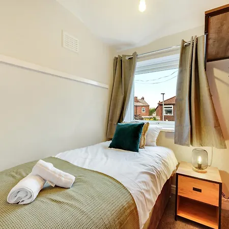 3 Bed Home, With Parking Sleeps 5 People Located Close To Etihad Stadium & Centre - Elm-g House