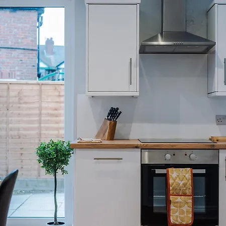 3 Bed Home, With Parking Sleeps 5 People Located Close To Etihad Stadium & Centre - Elm-g House Holiday home Droylsden