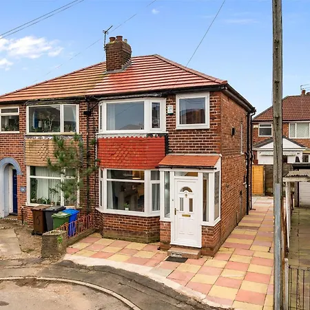 Holiday home 3 Bed Home, With Parking Sleeps 5 People Located Close To Etihad Stadium & Centre - Elm-g House Droylsden