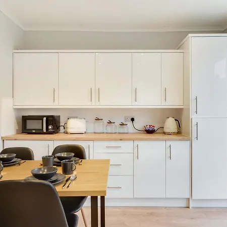 3 Bed Home, With Parking Sleeps 5 People Located Close To Etihad Stadium & Centre - Elm-g House