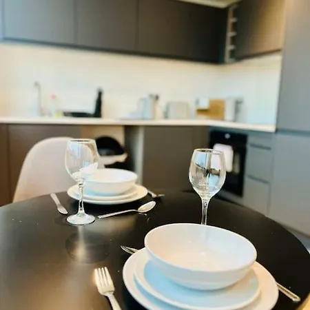 Cozy And Modern 1 Bed In Prime Location Apartment