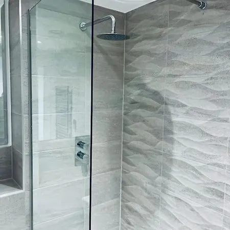 Cozy And Modern 1 Bed In Prime Location *