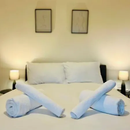 Cozy And Modern 1 Bed In Prime Location *