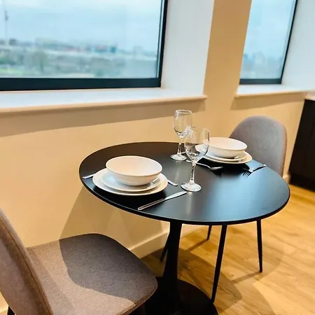 Cozy And Modern 1 Bed In Prime Location *
