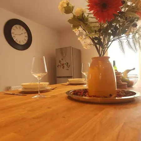 Сasa de vacaciones Newly Renovated 5 Bed + 5 Bath! Mánchester