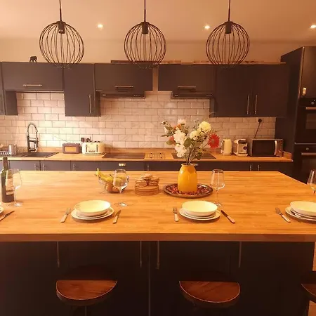 Newly Renovated 5 Bed + 5 Bath! *