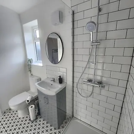 Newly Renovated 5 Bed + 5 Bath! * Mánchester
