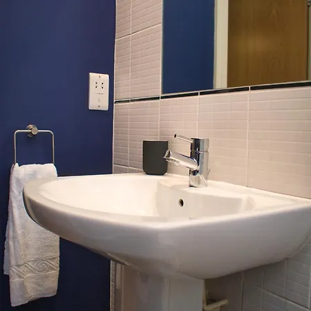 Spacious Centre - Free Parking - Ao Arena Apartment