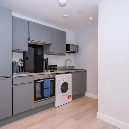 Cosy 1 Bed - Perfect For Long By Valore Services *