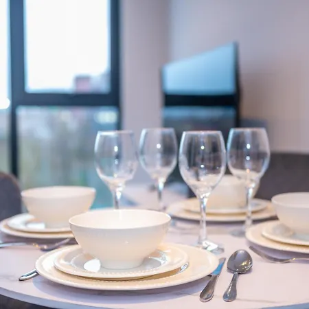 Cosy 1 Bed - Perfect For Long By Valore Services Manchester