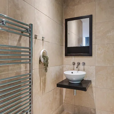 Luxury Penthouse - Private Balcony - City Views *