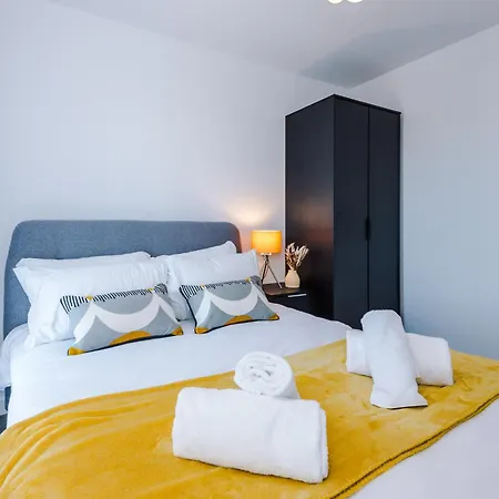 Hilltop Serviced - Salford Quays Apartment