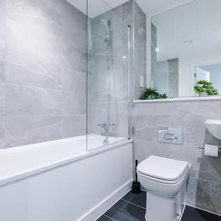 Hilltop Serviced - Salford Quays Apartment