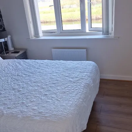 Stunning 2-bed House In With Canal View Manchester
