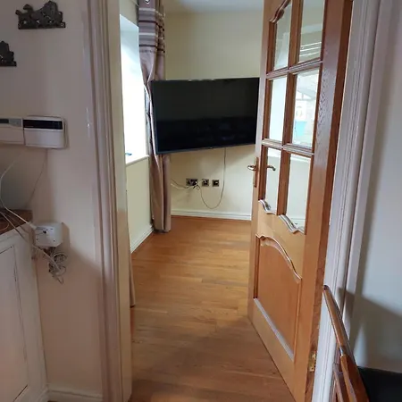 Dobcross Close *