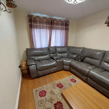 Dobcross Close דירה *