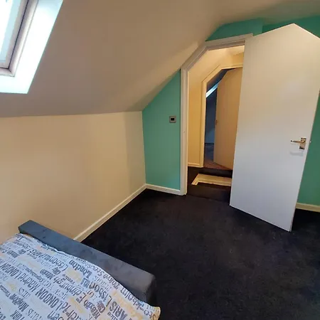 Dobcross Close דירה