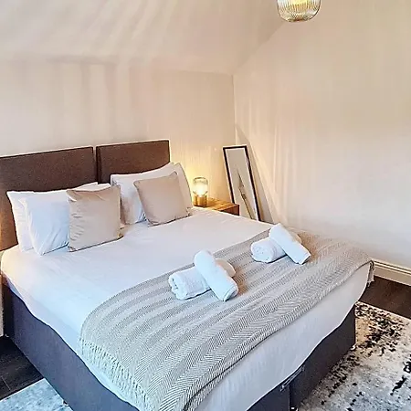 Stunning Luxury Spacious - 5 Bedrooms - Rest & Recharge In *