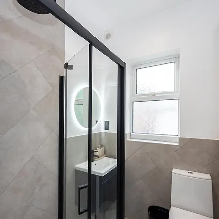 Stunning Luxury Spacious - 5 Bedrooms - Rest & Recharge In