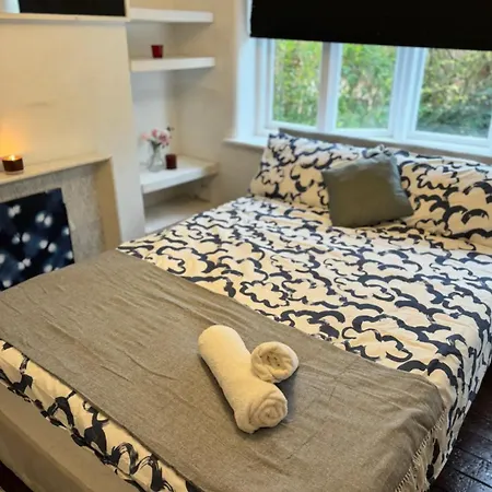 Didsbury Gem ! Free Onsite Parking ! Stylish & * Manchester