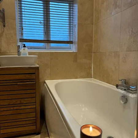 Holiday home Didsbury Gem ! Free Onsite Parking ! Stylish &