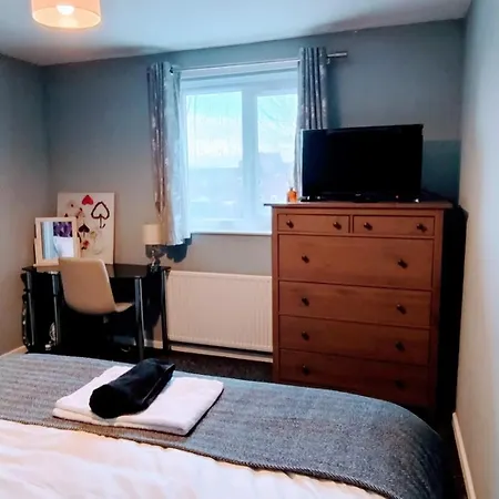 Spacious House In Mánchester