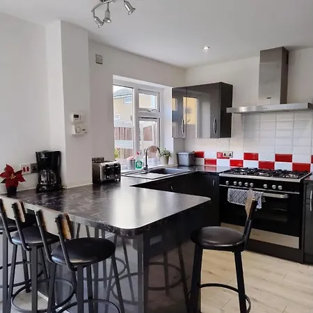 Сasa de vacaciones Spacious House In Mánchester