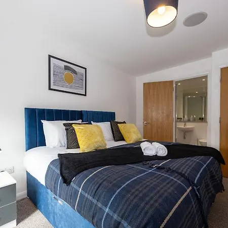 Stylish Northern Quarter 2bed, Free Parking, Wi-fi, Sleeps 4, Central Location, Long Term Disc