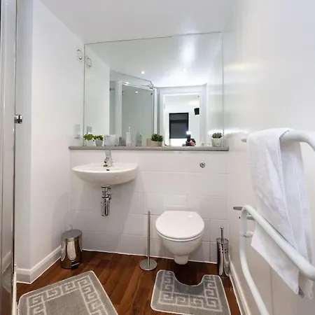 Stylish Northern Quarter 2bed, Free Parking, Wi-fi, Sleeps 4, Central Location, Long Term Disc Apartment *