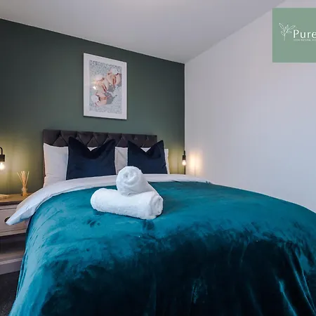 Stylish Five Bedroom House By Purestay Short & Serviced Free Parking 맨체스터