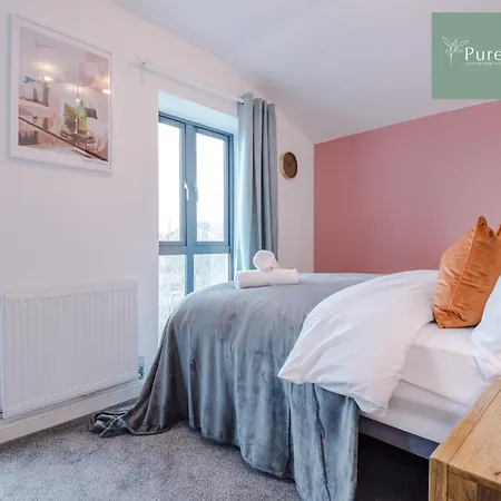 Purestay Manchester: Stylish Five-bedroom House With Free Parking *