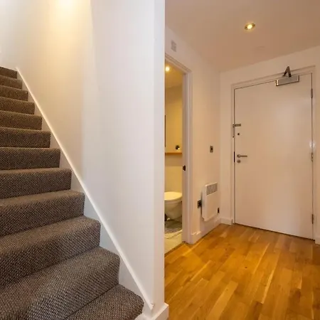 Apartment Stunning Duplex Apartment, Free Parking For 2, Wi-fi, Location, Long Term Disc *
