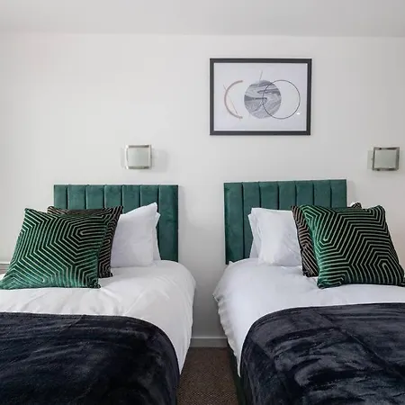 Stunning Duplex Apartment, Free Parking For 2, Wi-fi, Location, Long Term Disc * Manchester