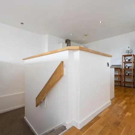 Stunning Duplex Apartment, Free Parking For 2, Wi-fi, Location, Long Term Disc Apartment *