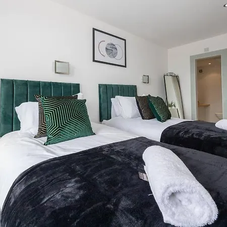 Stunning Duplex Apartment, Free Parking For 2, Wi-fi, Location, Long Term Disc Manchester