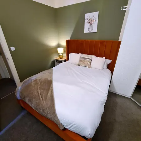 3 Bed House Etihad Stadium, Coop Live Private Parking With Optional Hot Tub